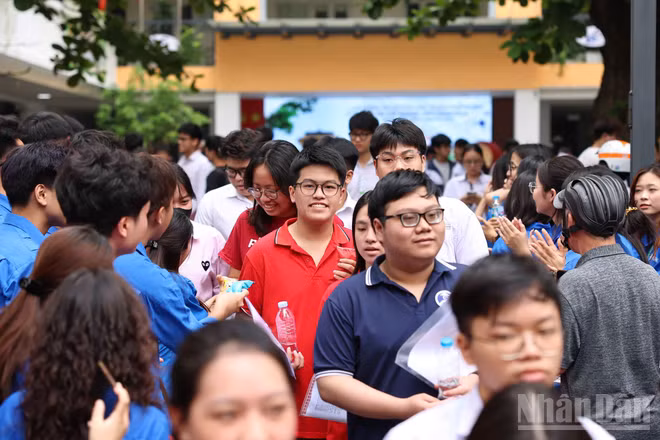 Thí sinh rời khỏi điểm thi Trường THCS Ngô Sĩ Liên (Hà Nội) sau khi hoàn thành bài thi Ngữ văn sáng 11/6. (Ảnh: Đại Thắng)
