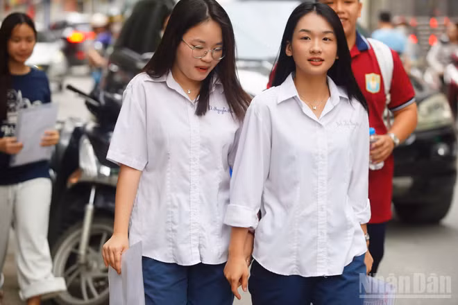 Thí sinh tham dự buổi thi Ngữ văn kỳ thi tốt nghiệp THPT năm 2026 sáng 11/6 (Ảnh: THẾ ĐẠI)