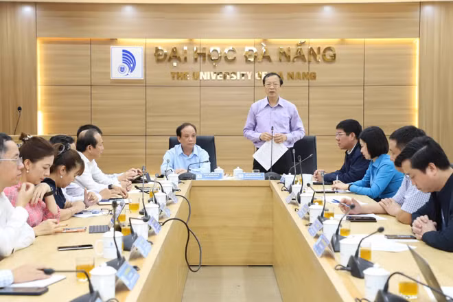 Thứ trưởng Thường trực Bộ Giáo dục và Đào tạo Phạm Ngọc Thưởng tới làm việc, thăm hỏi, và động viên cán bộ, giảng viên, sinh viên Đại học Đà Nẵng.