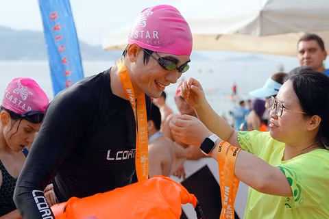 Vận động viên khiếm thị Huỳnh Ngọc Tiến nhận huy chương tại một giải đấu open water (bơi trong môi trường tự nhiên). (Ảnh: Nhân vật cung cấp)
