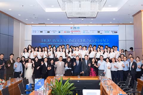 40 thí sinh lọt vào vòng chung kết cùng đại diện Ban Giám khảo, Ban tổ chức Cuộc thi. (Ảnh: Đoàn Thanh niên Đại học Kinh tế Quốc dân cung cấp)