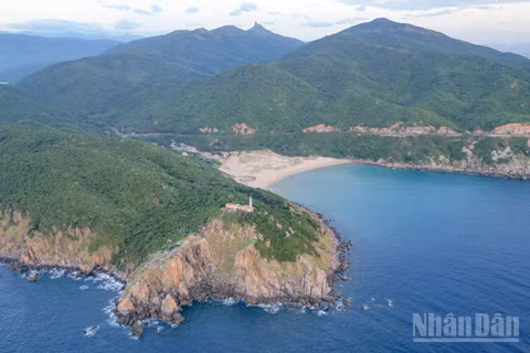 Mũi Đại Lãnh (tỉnh Đắk Lắk) hiên ngang vươn mình ra biển lớn - là một trong những điểm đón ánh bình minh đầu tiên trên đất liền Việt Nam.
