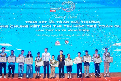 Ban tổ chức trao giải tặng các thí sinh xuất sắc nhất hội thi. (Ảnh: Trung ương Đoàn cung cấp)