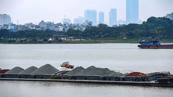 Tàu thuyền lưu thông trên sông Hồng. (Ảnh: Chu Dũng)