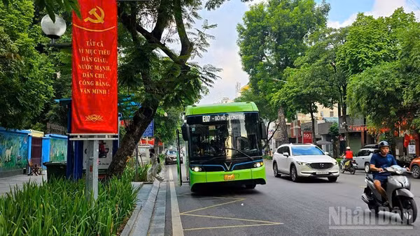 Một trong những điểm mới của hệ thống là một thẻ có thể sử dụng trên toàn mạng lưới giao thông công cộng được liên thông. (Ảnh: Đức Nghĩa)