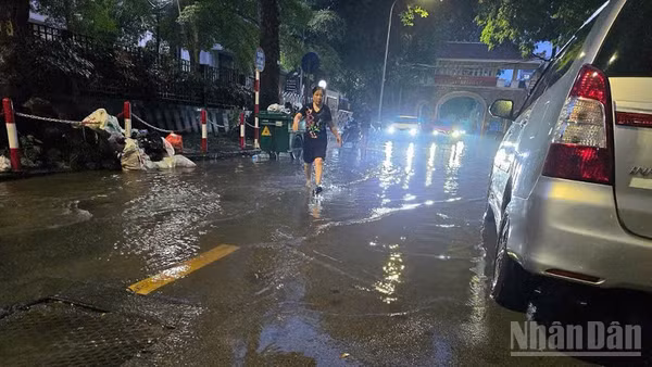 Phố Phạm Ngũ Lão mỗi khi có mưa mặt đường bị ngập, hệ thống thoát nước chậm.
