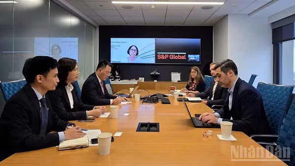 Chủ tịch Ủy ban chứng khoán Nhà nước Việt Nam trao đổi với lãnh đạo S&P Dow Jones Indices.