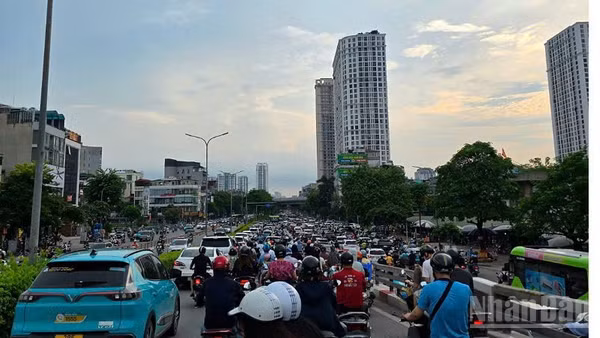 Hà Nội tổ chức phân luồng giao thông phục vụ nhu cầu đi lại của nhân dân trong dịp nghỉ lễ.