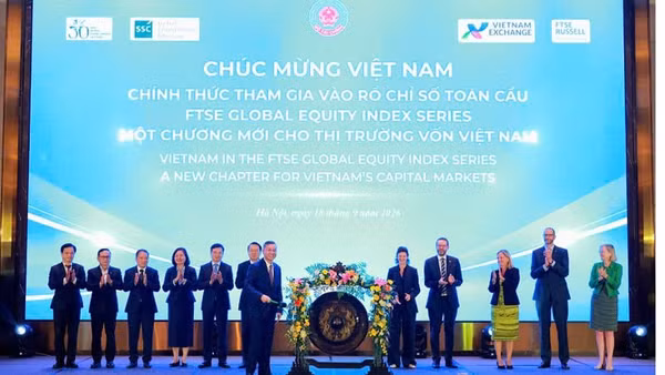 Bộ trưởng Tài chính Ngô Văn Tuấn đánh cồng đánh dấu Việt Nam chính thức tham gia chỉ số thị trường mới nổi thuộc FTSE Global Equity Index Series. (Ảnh: VŨ ANH)