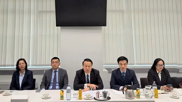 Thứ trưởng Nguyễn Đức Chi (giữa) tại buổi làm việc. (Ảnh: ANH VŨ)