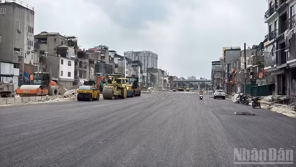 Điều chỉnh tổ chức giao thông phục vụ thông xe tạm dự án đầu tư xây dựng đường Vành đai 1, đoạn Hoàng Cầu-Voi Phục. (Ảnh TRÍ DŨNG)