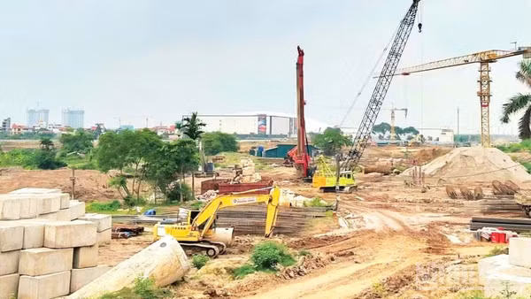 Triển khai thi công đường dẫn lên cầu Tứ Liên. (Ảnh: KHÁNH LINH)