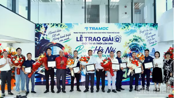 Ban Tổ chức trao giải cho các tác giả. (Ảnh: BTC)