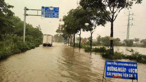 Đường gom Đại lộ Thăng Long bị ngập. (Ảnh: VOV Giao thông)