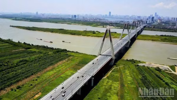 Việc thí điểm tổ chức giao thông trên cầu Nhật Tân được thực hiện trong 6 tháng.