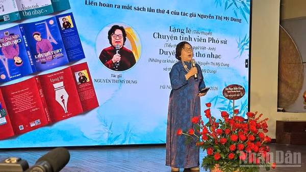Tác giả Nguyễn Thị Mỹ Dung giới thiệu với bạn đọc trong lễ ra mắt sách. 