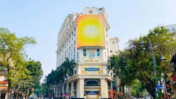 Từ ngày 24/10, thành phố tổ chức cấm ô-tô rẽ trái tại nút giao Lê Đại Hành-Mai Hắc Đế theo cả hai hướng. (Ảnh: SUN)