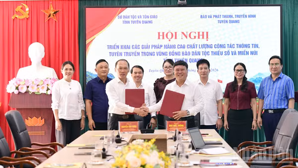 Lãnh đạo Sở Dân tộc và Tôn giáo tỉnh và lãnh đạo Báo và Phát thanh, Truyền hình Tuyên Quang ký kết chương trình phối hợp.