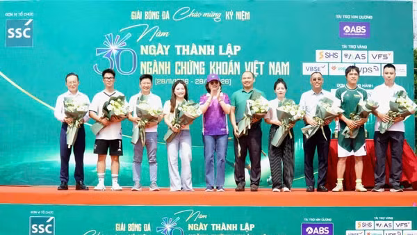 Các đại biểu tham dự khai mạc giải đấu. (Ảnh: VŨ TRÀ)