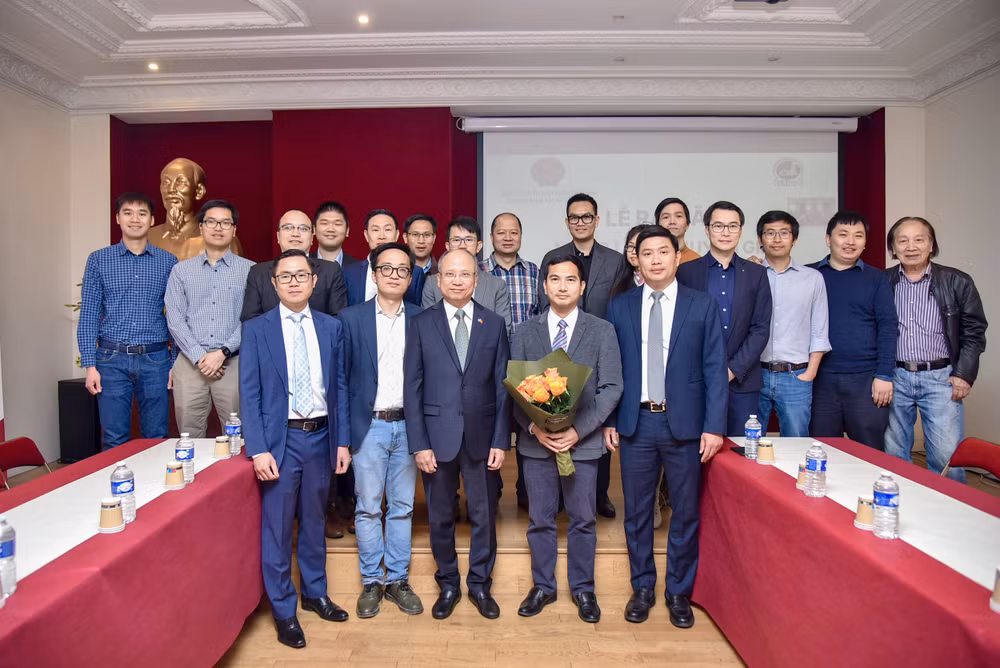 TS Phan Quang Anh (thứ ba, từ phải sang) tham dự Lễ ra mắt VietNuc tại Đại sứ quán Việt Nam ở Pháp, năm 2025. (Ảnh Minh Duy)