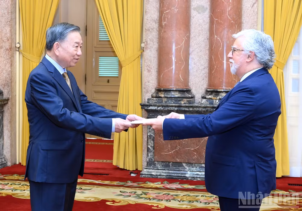 Tổng Bí thư, Chủ tịch nước Tô Lâm và Đại sứ Bồ Đào Nha Joaquim Alberto De Sousa Moreira De Lemos. (Ảnh: ĐĂNG KHOA)