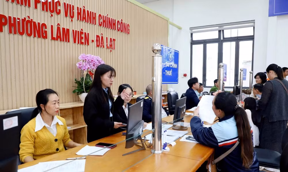 Người dân thực hiện thủ tục hành chính tại Trung tâm phục vụ hành chính công phường Lâm Viên - Đà Lạt.