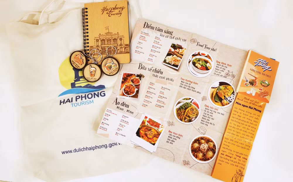Bộ quà tặng xinh xắn mà Sở Du lịch Hải Phòng chuẩn bị để tặng cho du khách trong một “food tour”. (Nguồn TTXVN)