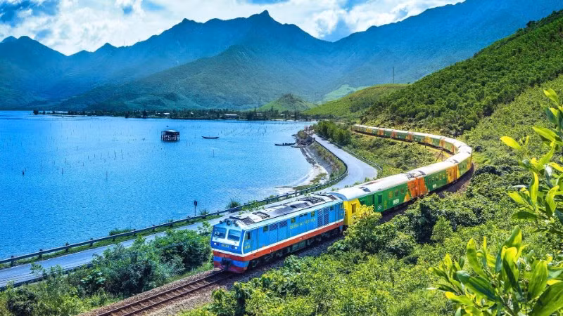 Đoàn tàu giữa không gian hùng vĩ, nên thơ của "thiên hạ đệ nhất hùng quan" Hải Vân. (Ảnh Trần Ngọc Tiến, Xí nghiệp Đầu máy Sài Gòn) 