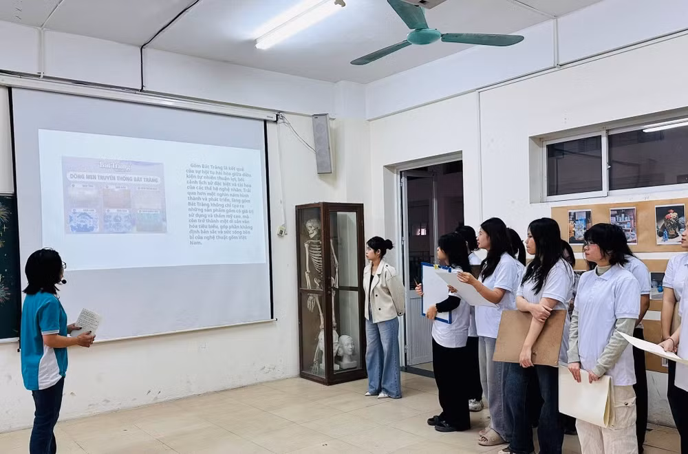 Học phần Trải nghiệm hoạt động mỹ thuật của sinh viên Khoa Sư phạm Mỹ thuật, Trường đại học Sư phạm Nghệ thuật Trung ương hiện được tích hợp đa dạng các hình thức đánh giá, khuyến khích sự sáng tạo của sinh viên. Nguồn ảnh: NUAE-Khoa Sư phạm Mỹ thuật.