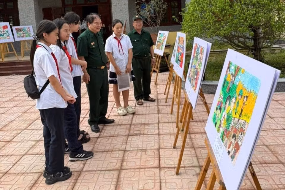 Học sinh Trường THCS Lê Ngọc Hân tham gia triển lãm tranh và giao lưu với các bác, các chú thương binh tại Trung tâm Điều dưỡng thương binh ở tỉnh Ninh Bình. Ảnh: Lê Ngọc 