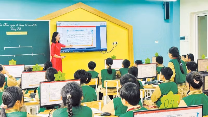 Các tiết học của học sinh tiểu học từ lâu đã được tiếp cận với công nghệ, bảo đảm đầy đủ cơ sở để đưa AI vào giảng dạy. (Ảnh Trường tiểu học Long Biên, Hà Nội)