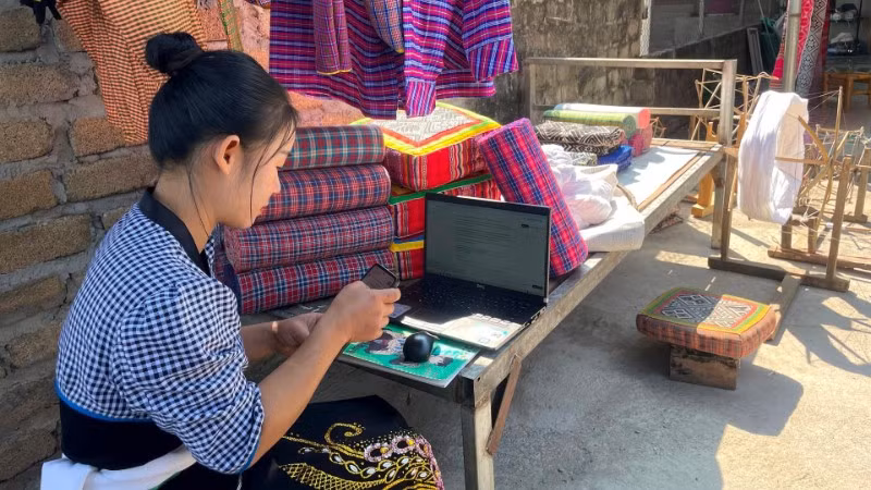 Việc thành thạo các kỹ năng sử dụng công nghệ số giúp chị Hà Thị Thảo điều hành Hợp tác xã dệt bông tốt hơn.
