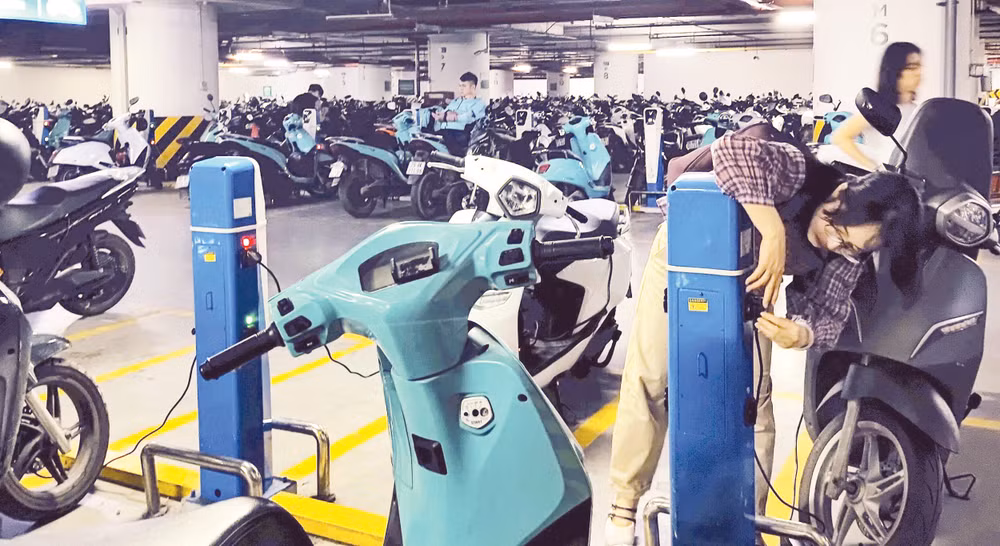 Chung cư 304 Kim Mã (Hà Nội), một nơi hiếm hoi bố trí trạm sạc tại các tầng hầm. (Ảnh VĂN HỌC)