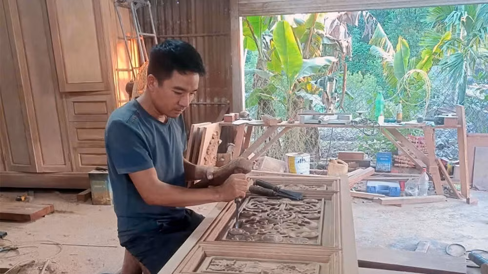 Nghề sản xuất đồ mộc mỹ nghệ ở Hải Minh tạo việc làm ổn định cho người dân địa phương. Ảnh: HOẠT NGUYỄN