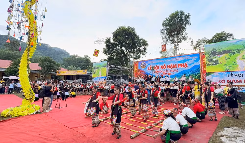 Không gian sôi động trong lễ hội Xỏ Nặm Phạ.