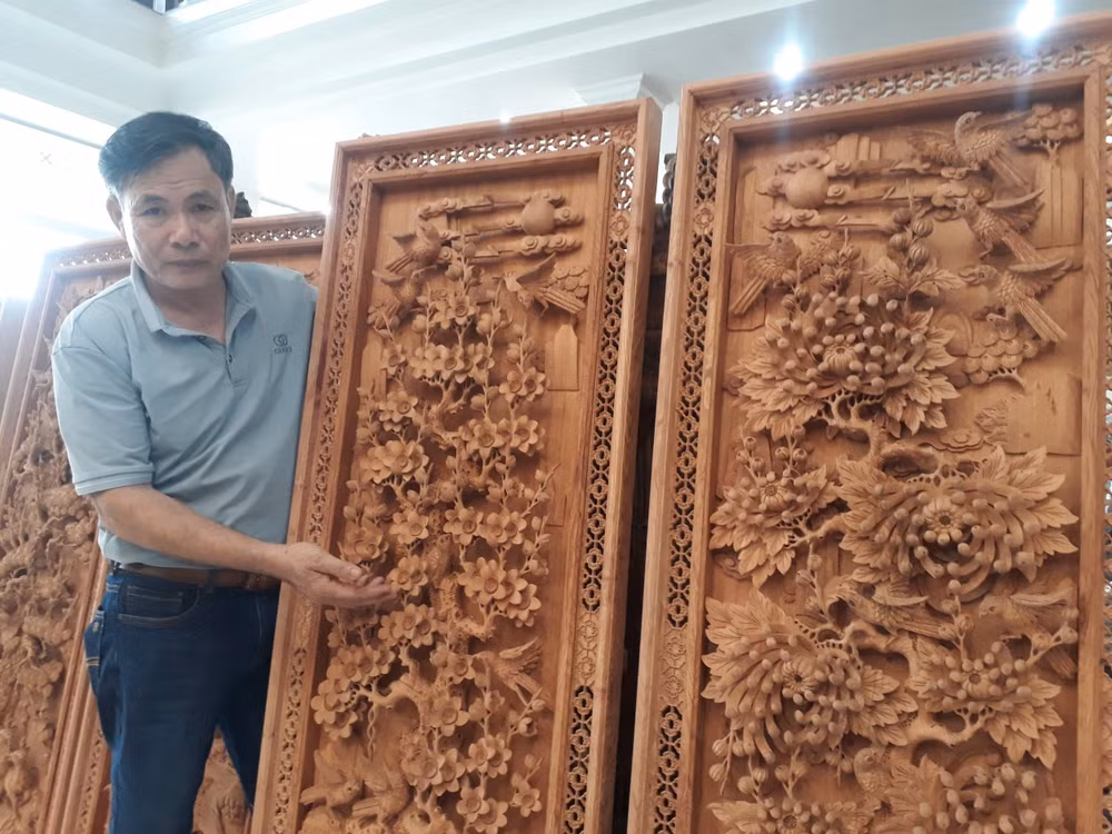 Những bức tranh gỗ tinh xảo được tạo nên bởi đôi tay tài hoa của nghệ nhân. Ảnh: Văn Học