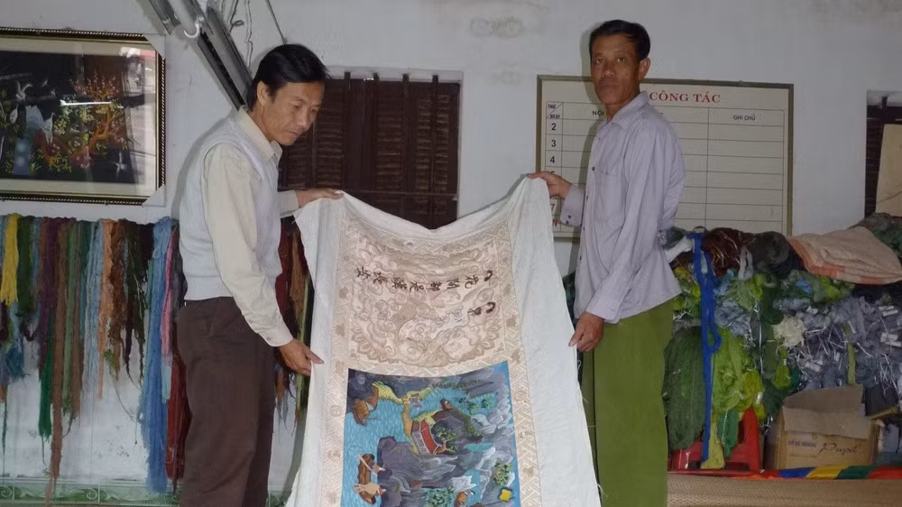 Làng thêu ren Văn Lâm (Ninh Bình) nỗ lực tạo ra những sản phẩm độc đáo. Ảnh: Văn Học