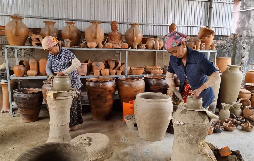 Sản xuất gốm tại Ninh Thuận. Ảnh: Nguyễn Thành