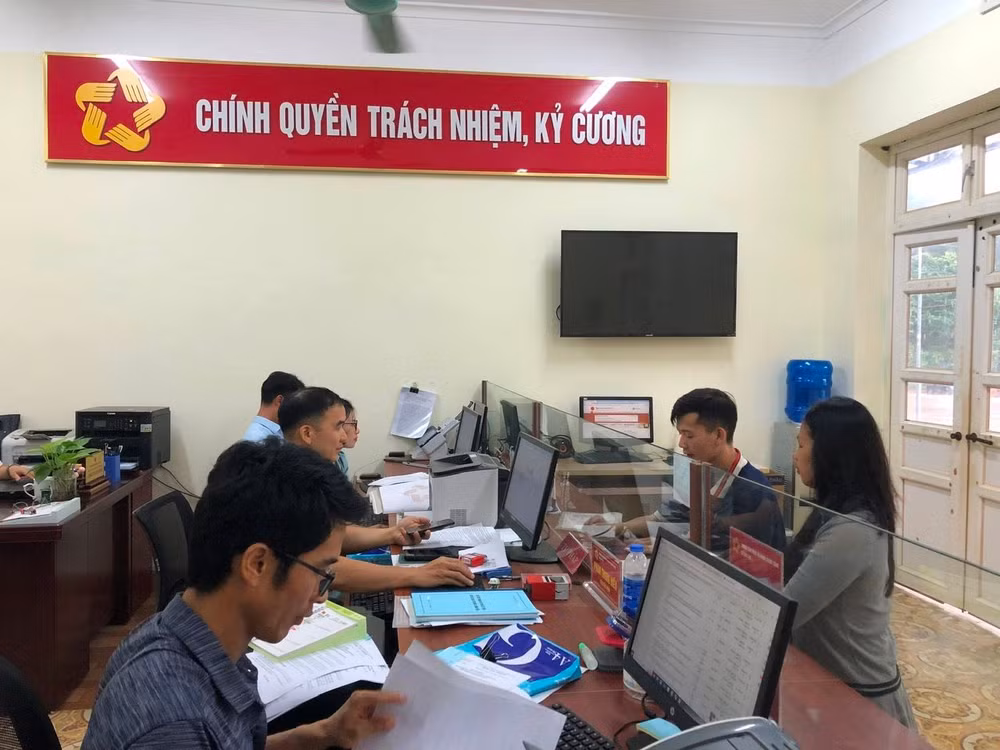 Cán bộ Trung tâm Phục vụ hành chính công xã Cao Lộc giải quyết thủ tục hành chính phục vụ người dân.