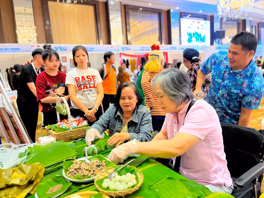 Khách tham quan trải nghiệm làm bánh giò tại gian hàng của anh Đức Vương.