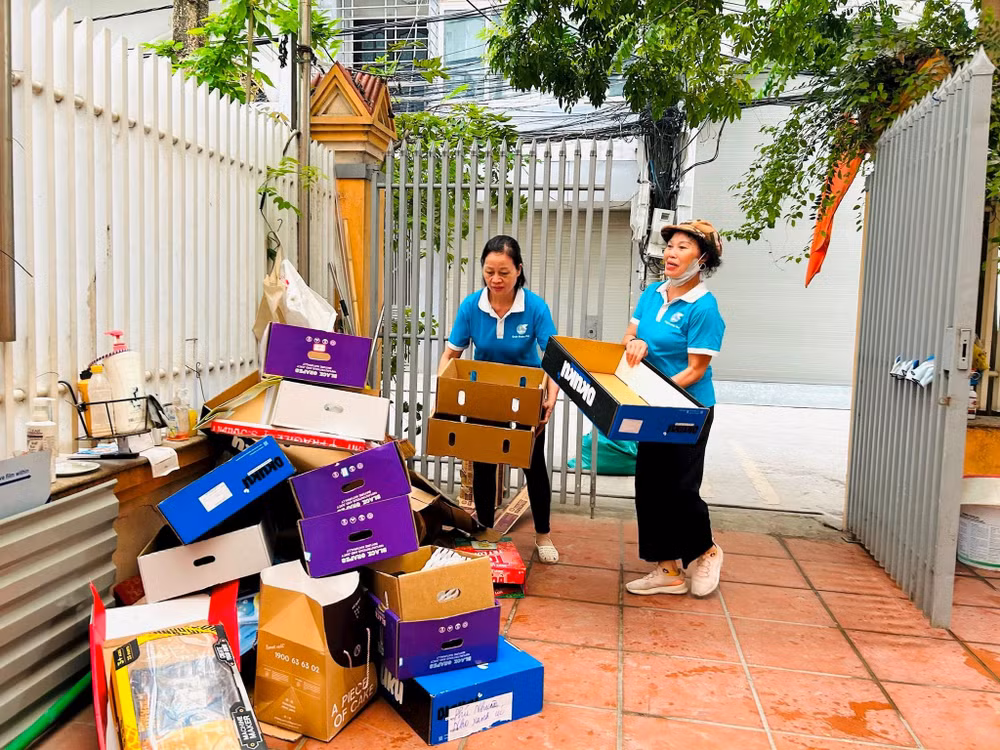 Phụ nữ Hà Nội thu gom phế liệu, tạo nguồn thu hỗ trợ người có hoàn cảnh khó khăn. Ảnh: Trần Oanh