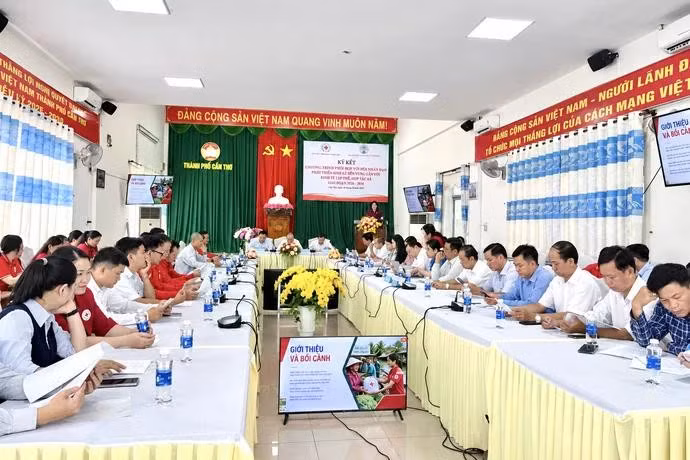 Quang cảnh lễ ký kết chương trình phối hợp về hỗ trợ nhân đạo, phát triển sinh kế bền vững gắn với kinh tế tập thể, hợp tác xã. 