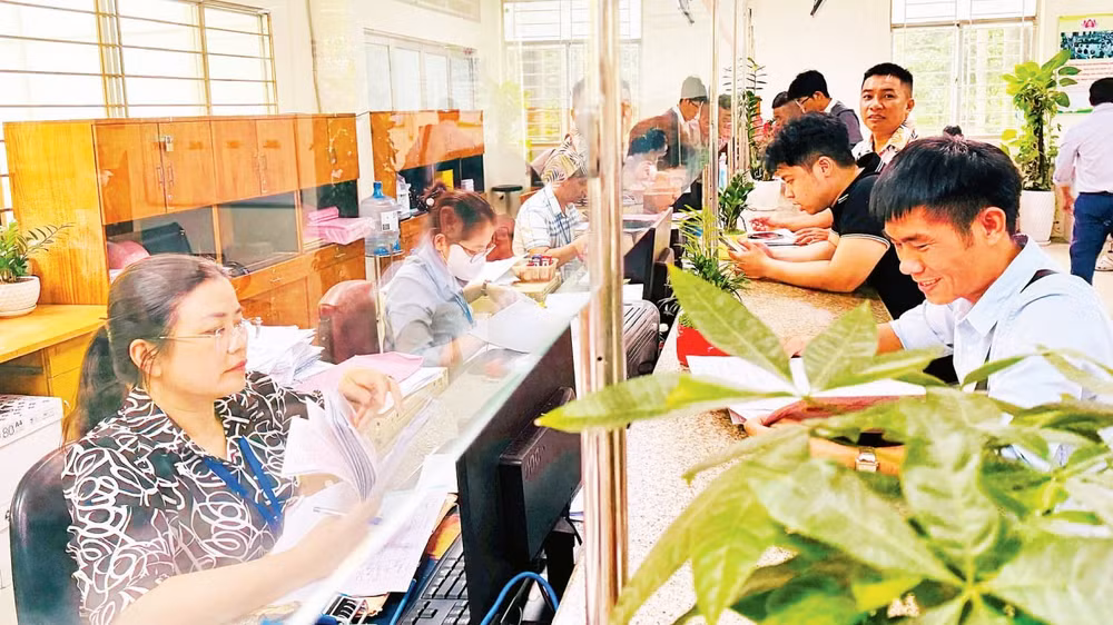 Người dân làm thủ tục tại Trung tâm Phục vụ hành chính công phường Gò Vấp, Thành phố Hồ Chí Minh.