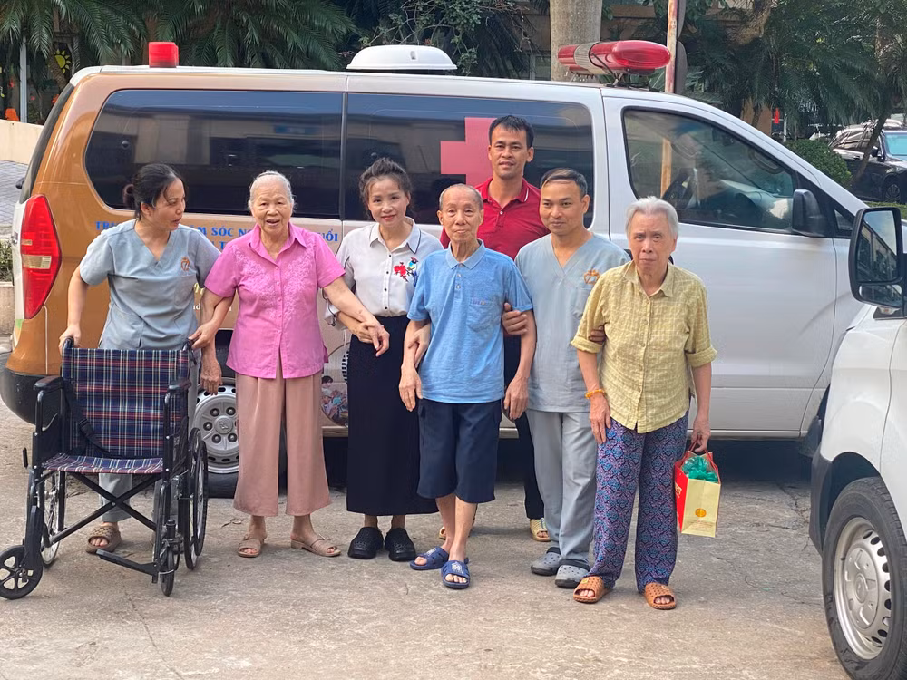 Xe đưa đón người cao tuổi đến Cơ sở chăm sóc người cao tuổi ban ngày tại phường Tây Hồ.