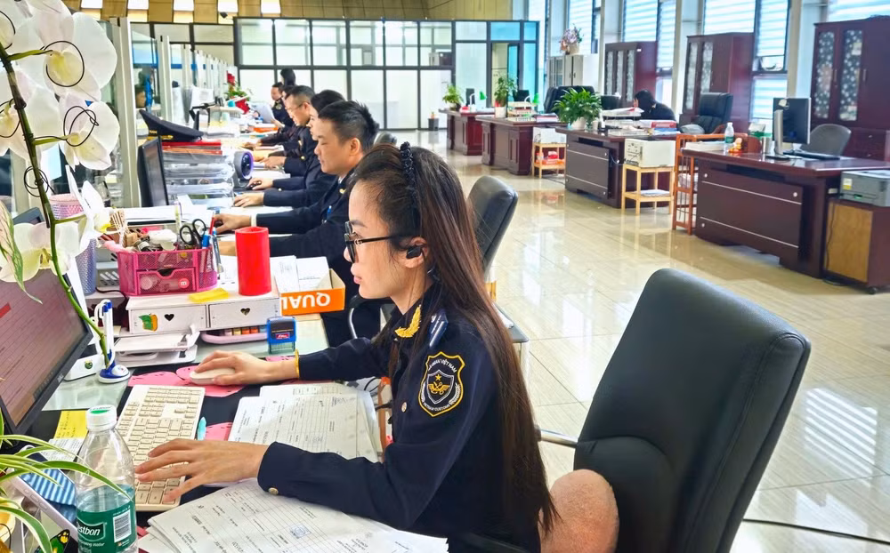 Chi cục Hải quan khu vực VI đang nâng cấp phần mềm quản lý, mở rộng kết nối với nền tảng Cửa khẩu số và nghiên cứu tích hợp thủ tục theo hướng doanh nghiệp chỉ khai báo một lần. Ảnh: Hương Nguyên