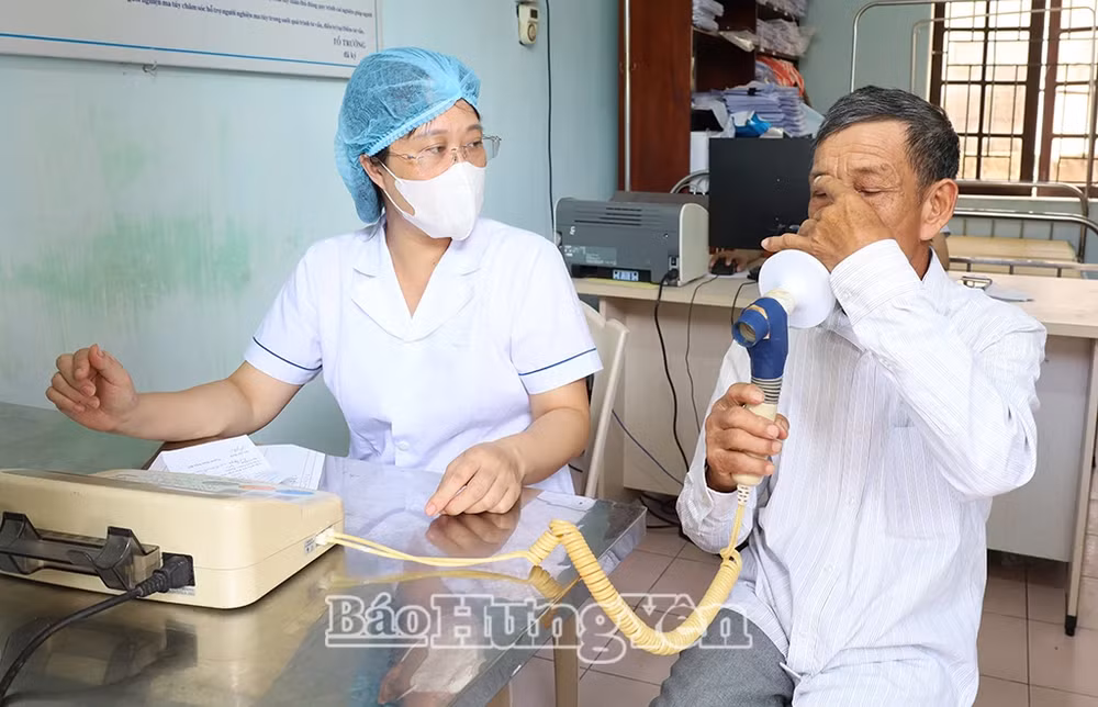 Người dân được kiểm tra chức năng hô hấp.