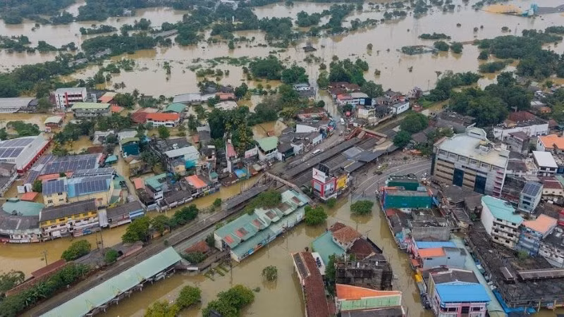 Sri Lanka chìm trong lũ dữ.