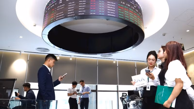 Thông tin thị trường chứng khoán Việt Nam được FTSE Russell nâng hạng đã ngay lập tức tạo hiệu ứng mạnh mẽ đẩy chỉ số VN Index bứt phá qua ngưỡng 1.700 điểm. (Ảnh Minh Dũng)