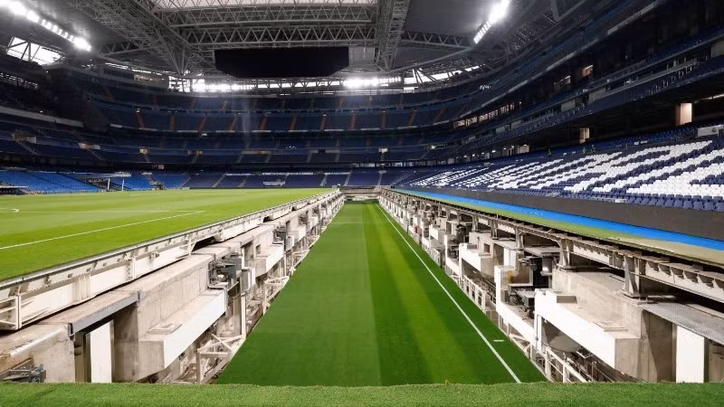 Hệ thống sân cỏ thu gọn khổng lồ bên dưới sàn đấu của sân Bernabeu. Ảnh | RM 
