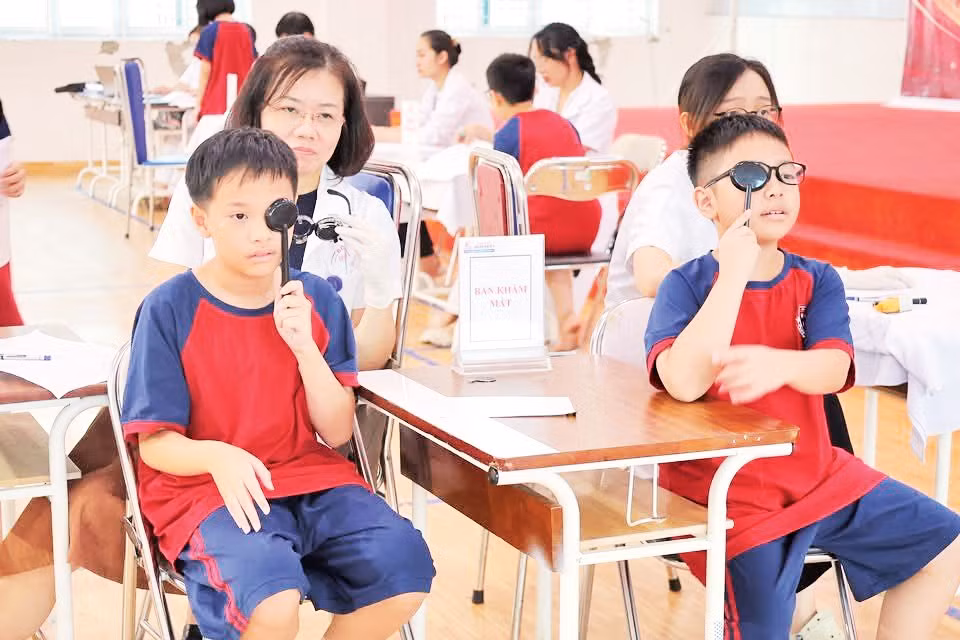 Các bác sĩ Bệnh viện E khám thị lực cho học sinh trên địa bàn phường Nghĩa Đô (Thành phố Hà Nội).
